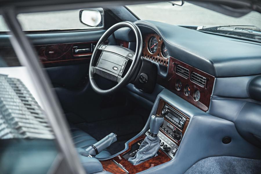 Интерьер Aston Martin Virage Volante 1992 года  (NA) (фото 16 из 22)